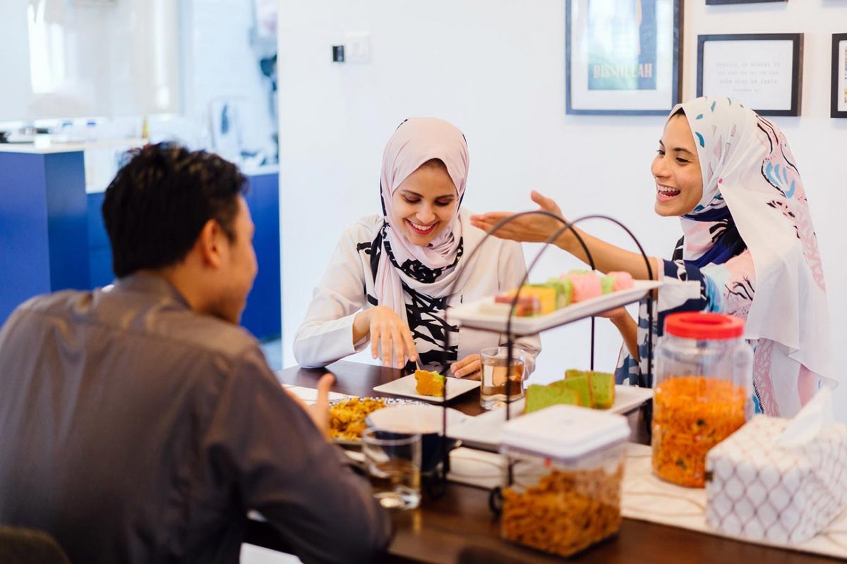 Planning to Host Muslim Guests at Your Next Dinner? Follow These 3 Tips to Ensure They’ll Be Having a Great Time